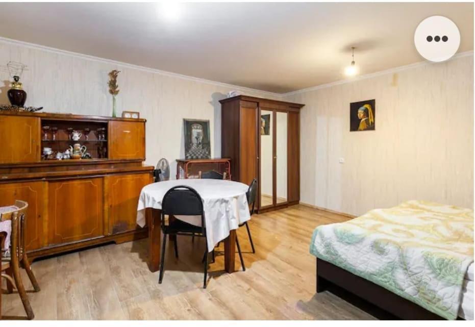 Апартаменти Cozy, Warm & Cheap Тбілісі Екстер'єр фото